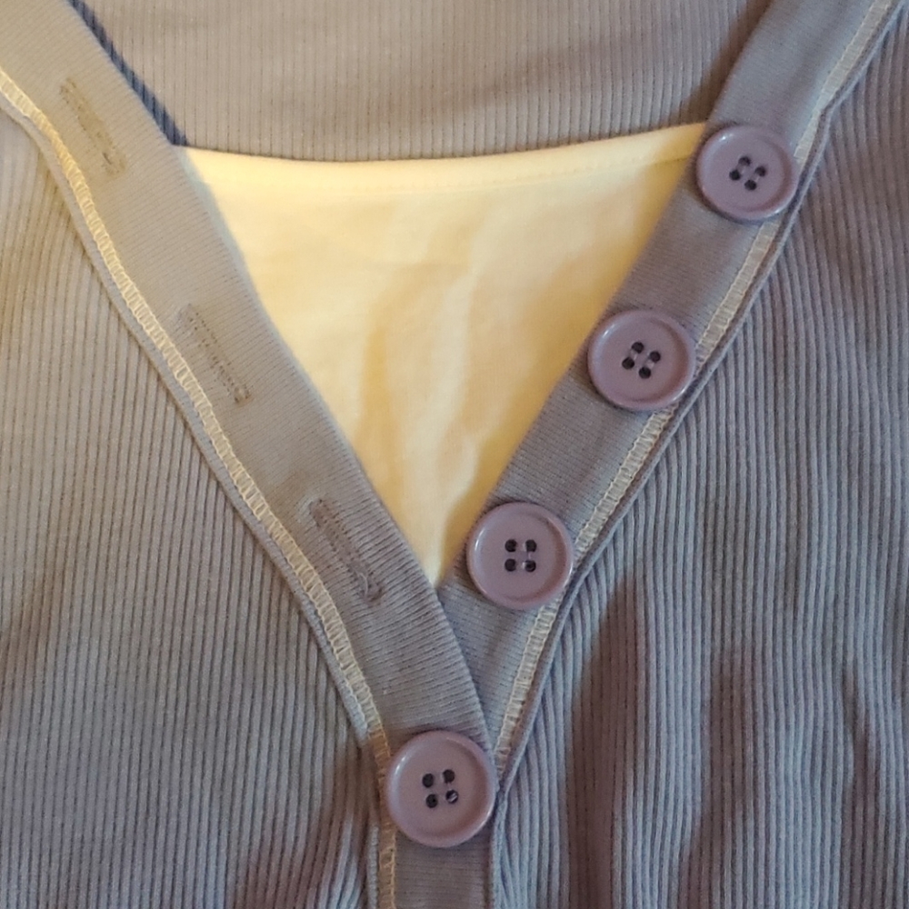 Woman's shirt - Picture 4 of 4